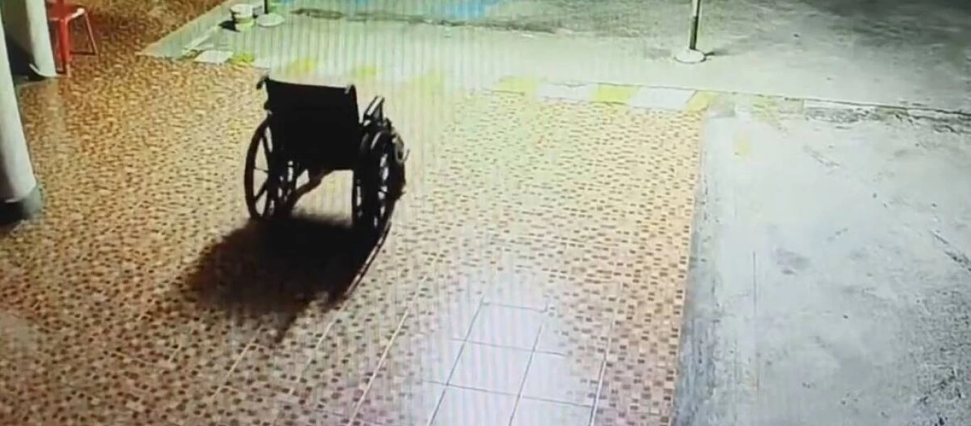 Έμειναν με το «στόμα ανοιχτό» όταν είδαν στην κάμερα ασφαλείας αναπηρική καρέκλα να κινείται... μόνη της (βίντεο)